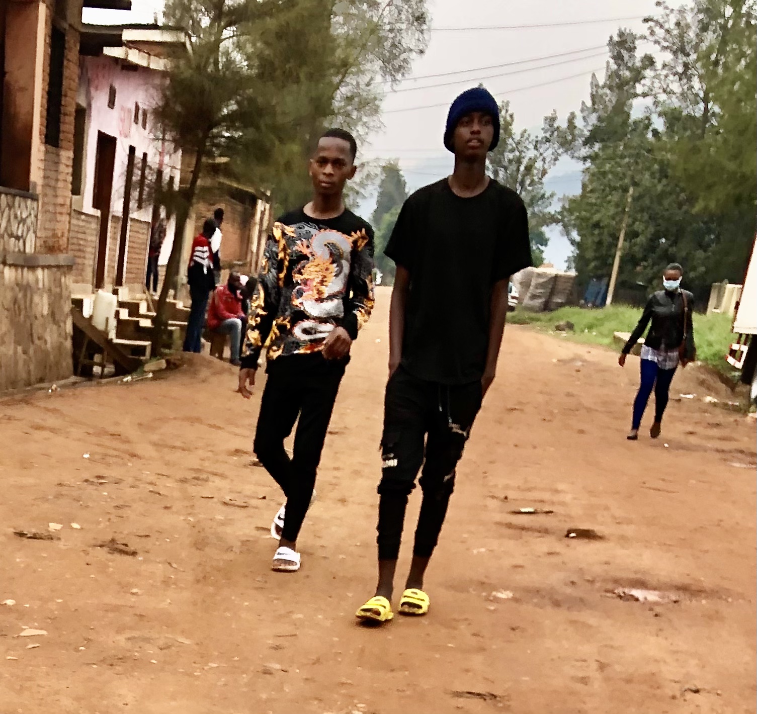 Mundebere namwe nk'aba bana rwose ukuntu bigabije umuhanda nta dupfukamunwa muri ibi bihe turimo