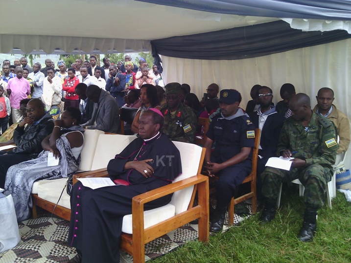 Umushumba wa Diyoseze ya Kabgayi, Smaragde Mbonyintege yifatanyije n'Abanyakibangu kwibuka.