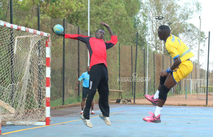 Aha umunyezamu yari abashije gukuramo neza uyu mupira 