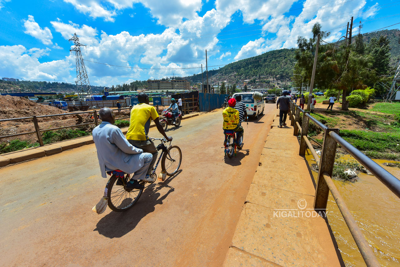 Aha ni ku kiraro cyo ku muhanda werekeza mu Gatsata, naho imirimo yo kwagura umuhnda ugana i Karuruma igeze kure