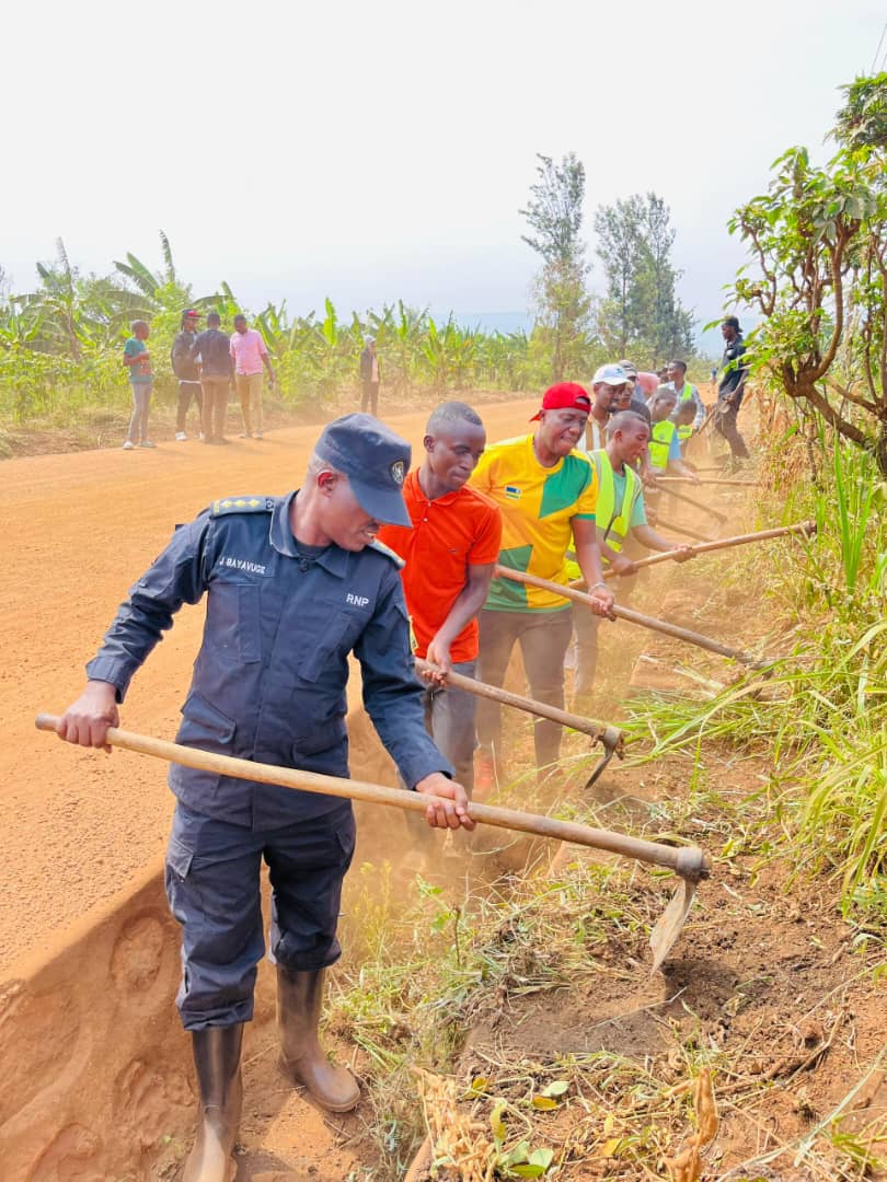Abaturage bafatanya n'Inzego z'Umutekano gukora umuganda mbere y'Igitaramo