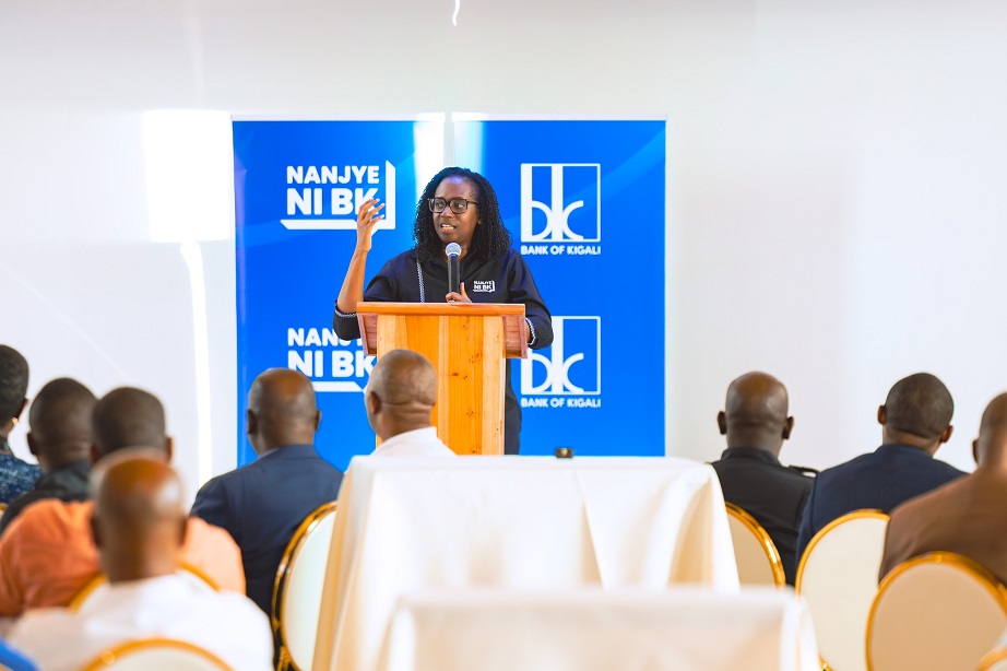 Umuyobozi Mukuru wa BK, Dr. Diane Karusisi aganiriza ab'i Muhanga