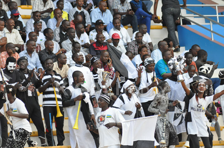 Abafana bari bagerageje gufana uko bashoboye