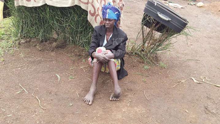 Uyu mubyeyi usanganywe ubumuga bw'ingingo yabuze icyo gukora yiyicarira hano. Arababaye cyane.