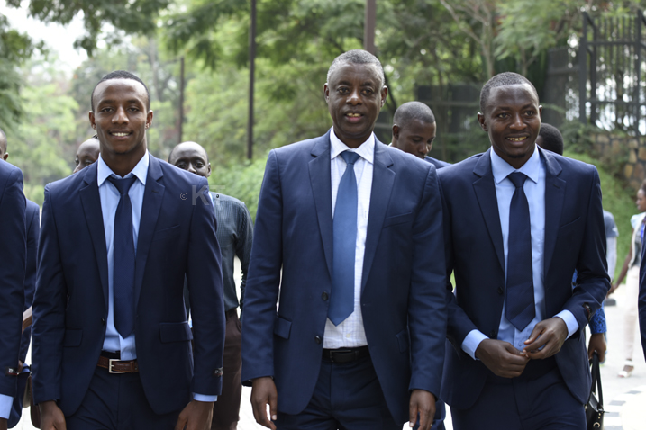 Emery Bayisenge na Ndayishimiye Eric Bakame baganira na Ministri James Kabarebe