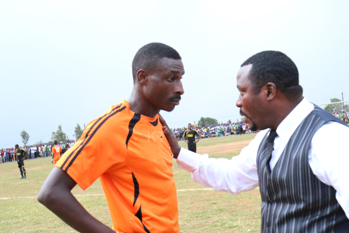 Ally Bizimungu aha amabwiriza myugariro we uzwi ku izina rya Gasongo