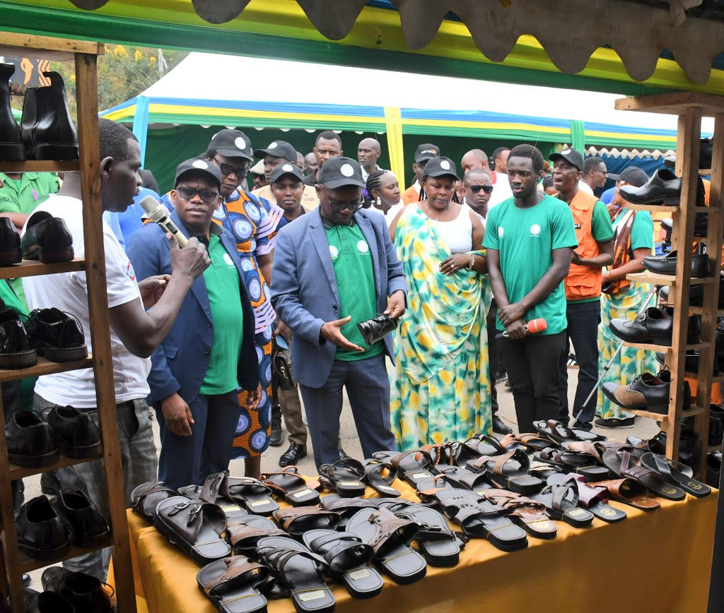 Gutunganya impu no kuzikoramo inkweto biri mu byahinduye ubuzima bw'urubyiruko rwize imyuga