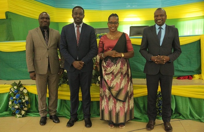 Mukamana Solina yatorewe kuyobora Akarere ka Burera ari kumwe n'uwari uhagarariye ubuyobozi bw'Intara y'Amajyaruguru muri iki gikorwa (hagati) ndetse n'abayobozi bungirije b'aka Karere bo banasanzwe muri Nyobozi 