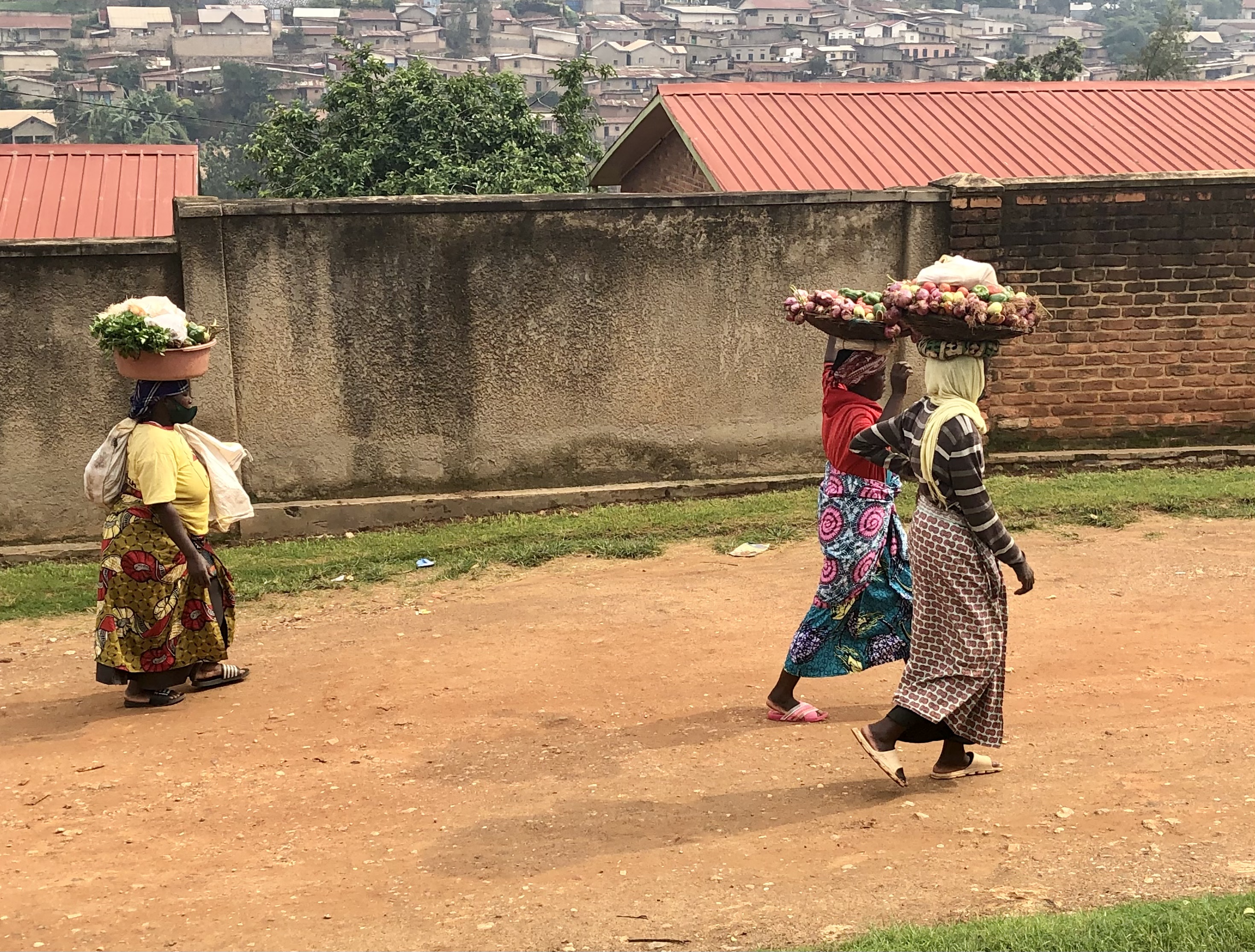 Aba babyeyi b'udutaro bagenda bakomanga kuri buri rugo bagurisha. Hari impungenge z'uko bakwirakwiza covid19 mu ngo banyuramo