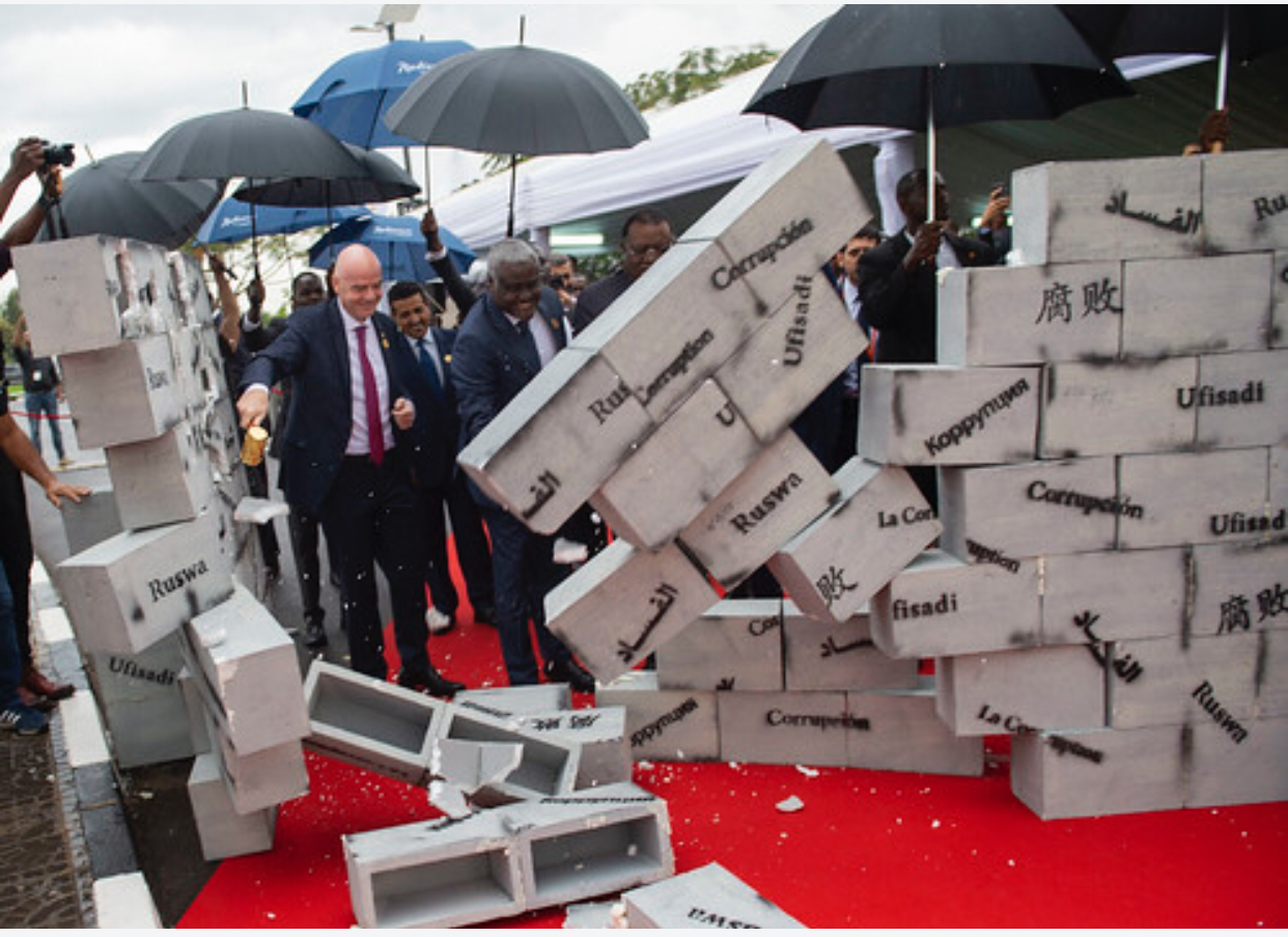 Ibirango bya Ruswa byakubiswe inyundo birasenywa