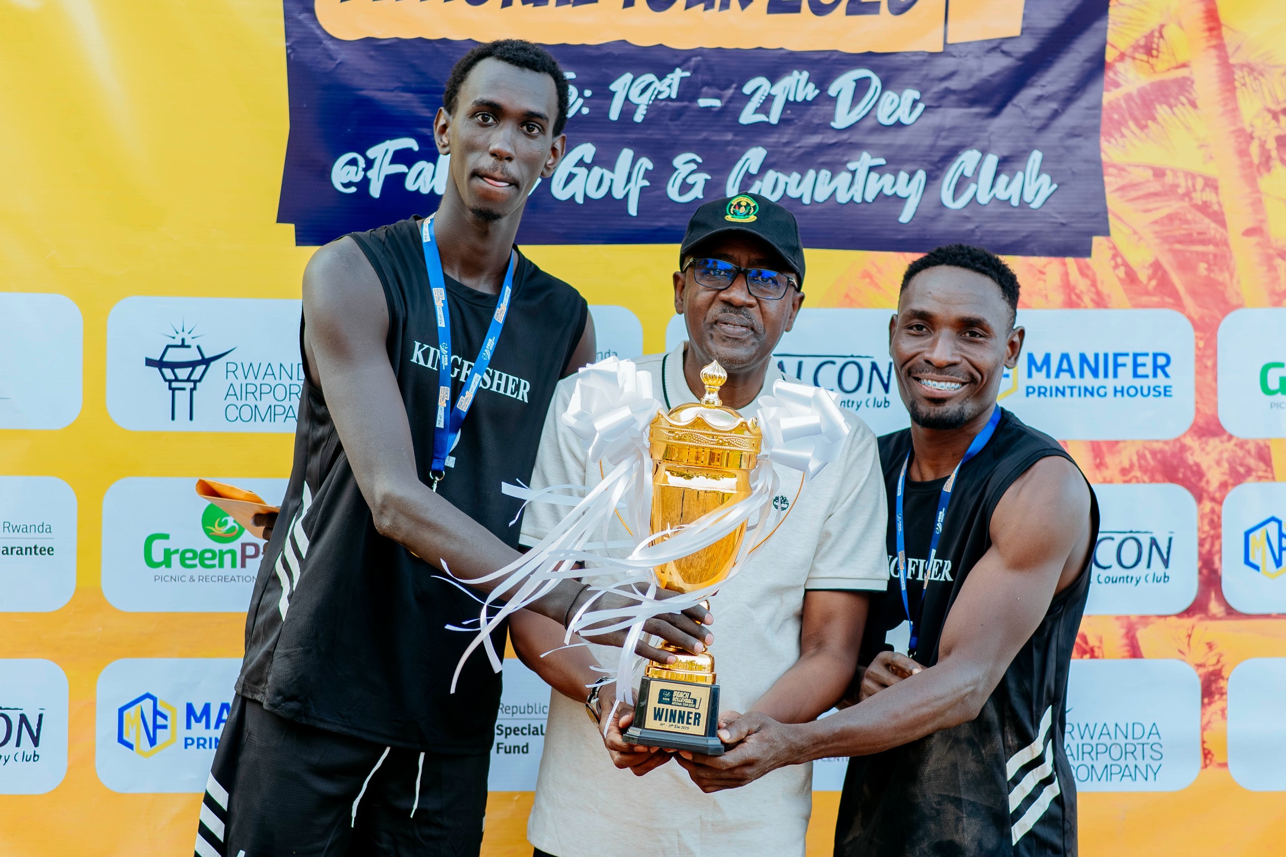 Umuyobozi w'akarere ka Rwamagana MBONYUMUVUNYI Radjab niwe wahembye Paul Akan na Gisubizo begukanye igikombe mu cyiciro cy'abagabo