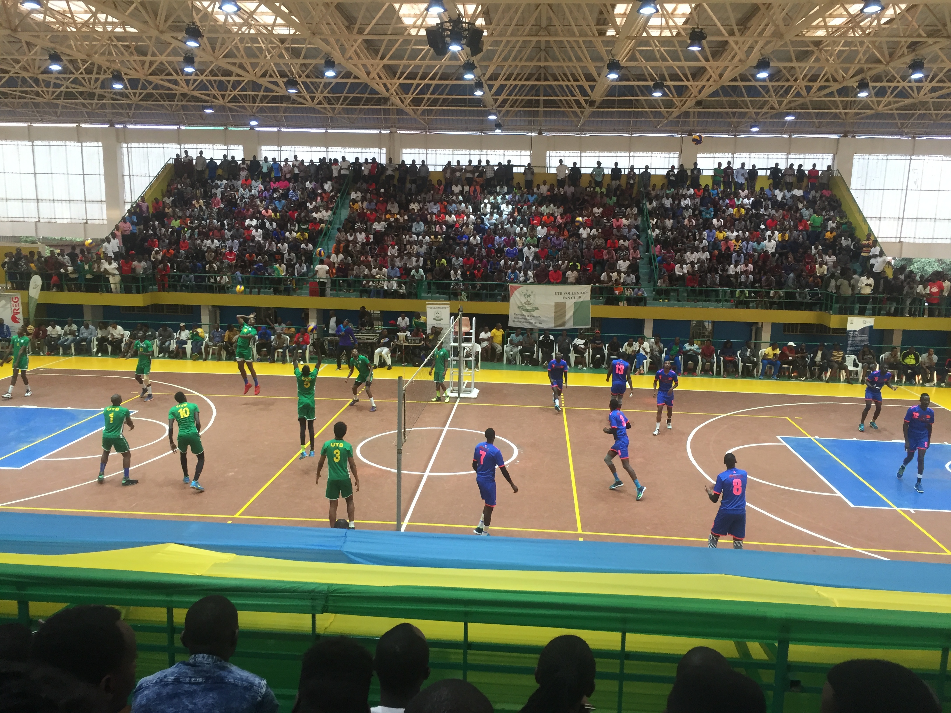 UTB VC yari yambaye icyatsi