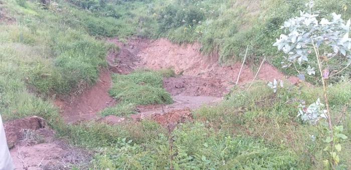 Ubutaka bwamanutse kubera imvura yabaye nyinshi