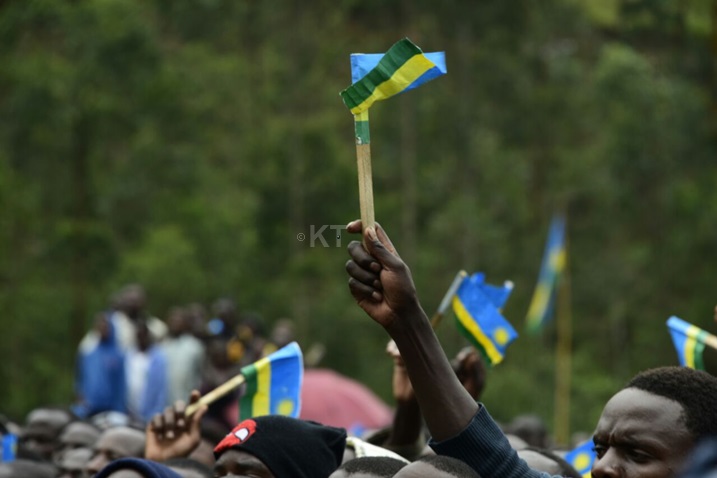 Bamwakirije amadarapo bagaragaza ko bakunda igihugu cyabo.