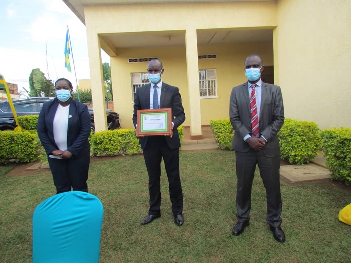 Uhereye iburyo, umuyobozi wa RMS , umuyobozi wa Farumasi y