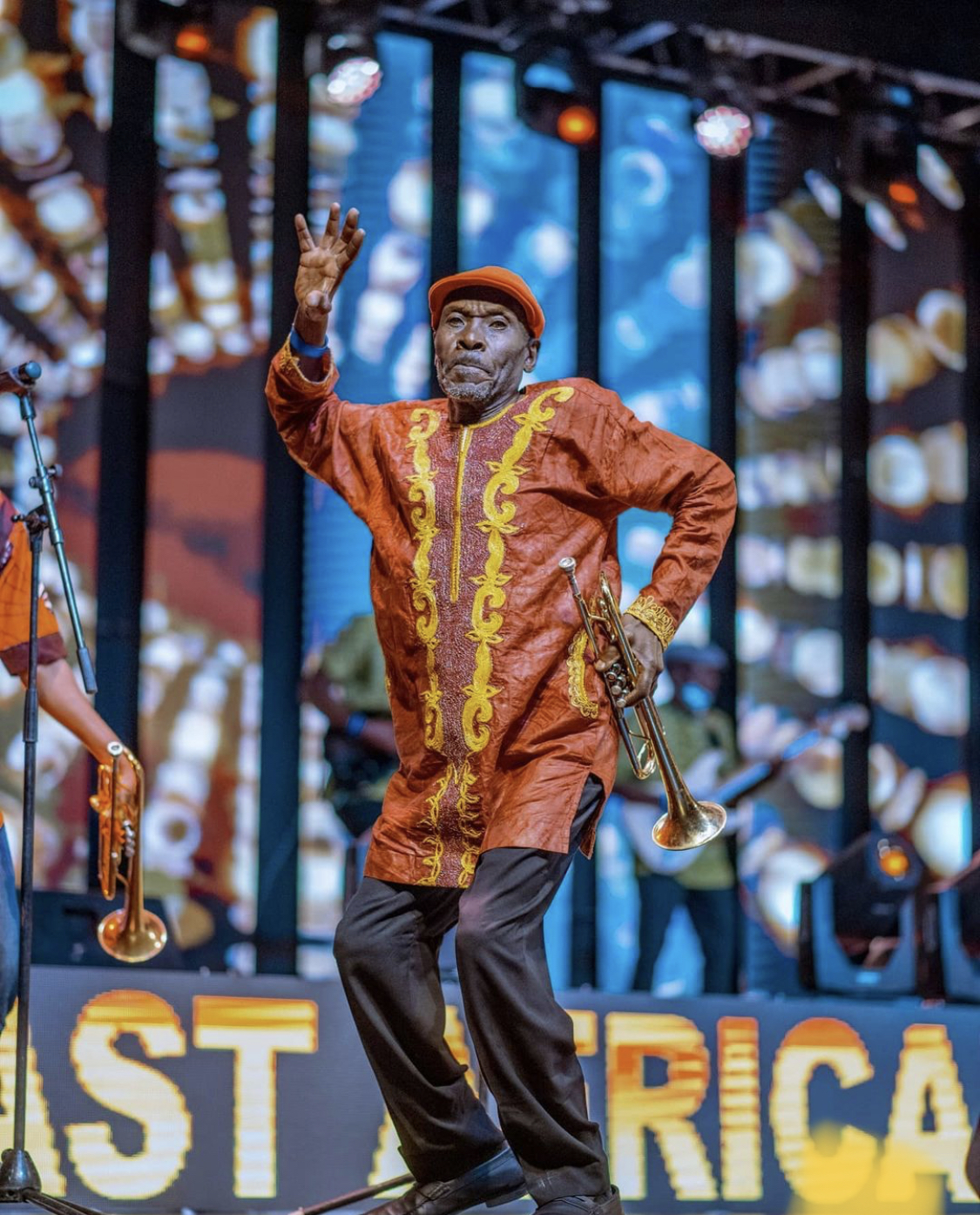 Uyu musaza yanejeje abantu cyane acinya akadiho