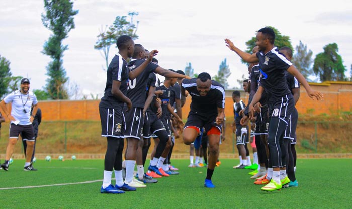 Tuyisenge Jacques ahabwa ikaze n'abakinnyi basanzwe muri APR FC