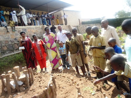 Abana bigishijwe gukora akaima k