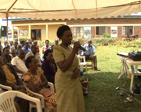 Abaturage babaza ibibazo bya rwiyemezamirimo wabambuye.