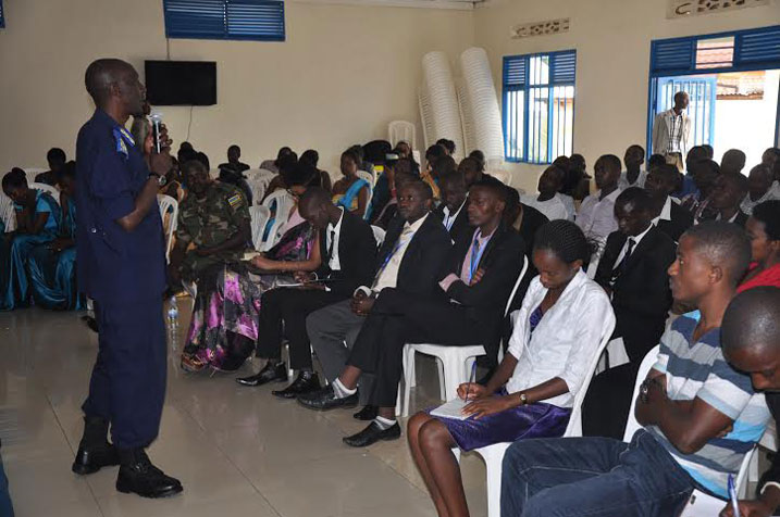 Umuvugizi wa Polisi, ACP Damas Gatare, aha ikiganiro abanyamuryango ba RYOSD.