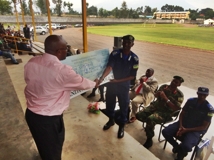 ACP Gatare ashyikiriza cheque Safari.