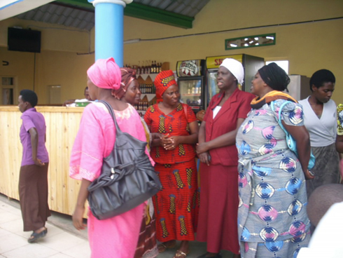 Bamwe mu bayoboke b'itorero rya ADEPR bari bageze aho inzoga zicururizwa ariko baziteye umugongo ngo zitabacumuza.