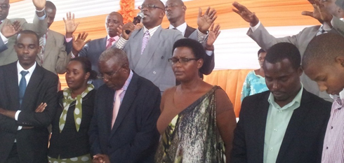 Pasiteri Ruyenzi Erneste aramburirwaho ibiganza.