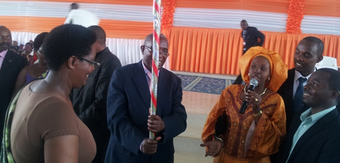 Pasiteri Ruyenzi Erneste ahabwa inkoni y