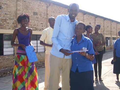 Abanyeshuli batsinze neza ibizamini bahawe ibihembo birimo ibikoresho by'ishuli na bakuru babo biga muri kaminuza y'u Rwanda. 