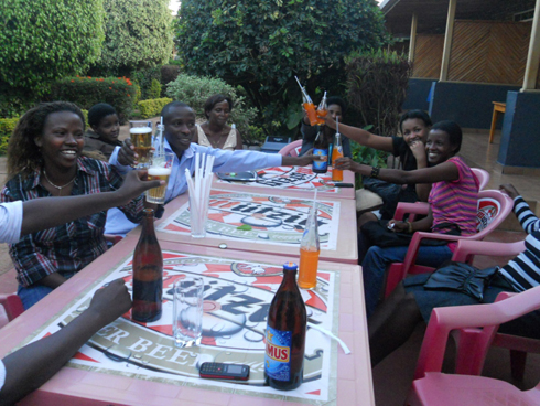 Aha bamwe mu banyamuryango ba AERG Imanzi bari mu gikorwa cyo gusabana.