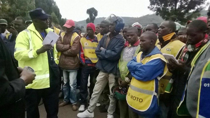 AIP kayonga alphonse arimo kubigisha uburyo bakwiye kwirinda impanuka mu muhanda.