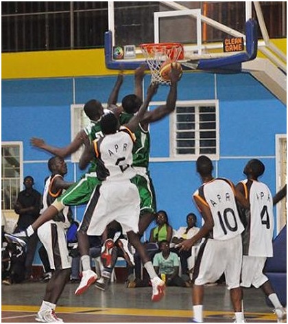APR BBC yambaye umweru, yagiye gusura ikipe nshya Gisenyi Basketball Club, mu mukino watangije shampiyona ku mugaragaro.