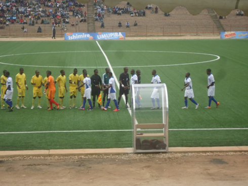 AS Muhanga (yambaye Umuhondo) ngo ntitanga ikizere ko izaguma mu cyiciro cya mbere.