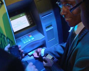 Mu Rwanda hari banki eshanu zifite ATM zemera amakarita ya VISA.