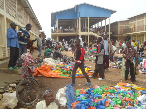 Aba bacuruzi ngo basigaye bamenya gahunda za Leta babikesheje iradiyo ivugira mu isoko.