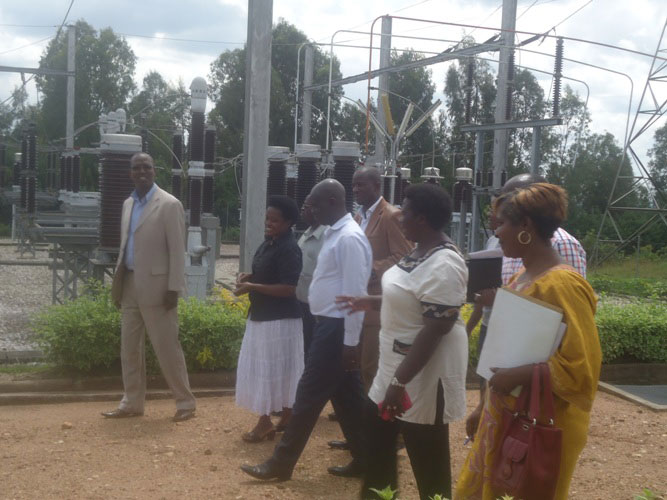 Aba badepite n'ubuyobozi bw'akarere basuye ibikorwa byangijwe na EWSA.