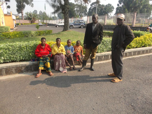 Aba bagabo bavuga ko imyambaro bambukanye kuwa kane ariyo bacyambaye kuko nta kindi bazanye.