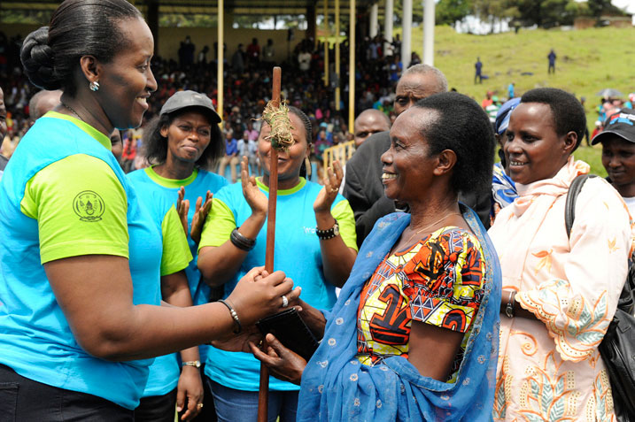 Madame Jeannette Kagame asuhuza abagore batishoboye bagabiwe inka.