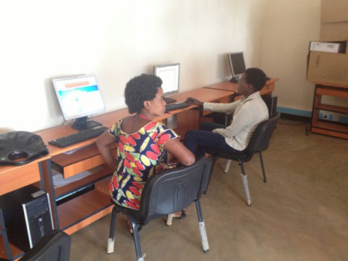 Aba bagore bagira n'umwanya wo kwihugura kuri mudasobwa n'ikoranabuhanga.