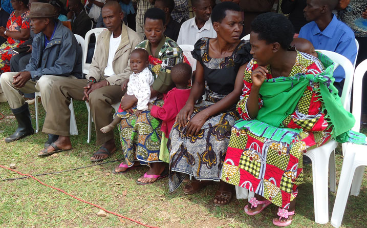 Aba bagabo n'abagore bakinaga ari abasore bari guteretana n'inkumi n'uko babyitwaramo.