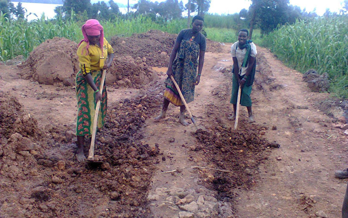 Aba bakobwa bavuga ko aho kwiyandarika bahisemo gukora kano kazi kugira ngo babone amafaranga yo kwikenura bityo baruhure ababyeyi babo.