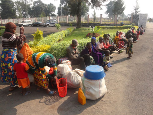 Aba Banyarwanda birukanwe muri Tanzaniya bategereje ko ubuyobozi bw'uturere bakomoka baza kubafata bakabatahana.