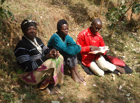 Abantu bari gusengera ku musozi wa Kadeshi mu karere ka Gicumbi.