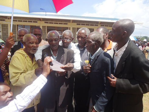 Aba basaza bageze mu zabukuru bifatanyije mu kuririmba indirimbo yashimishije benshi.