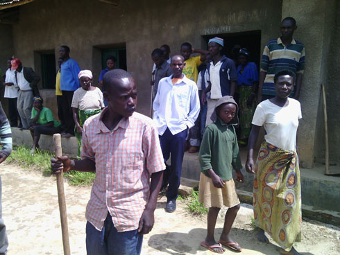 Aba baturage bari bari gusohoka mu cyumba urubanza rwabereyemo.