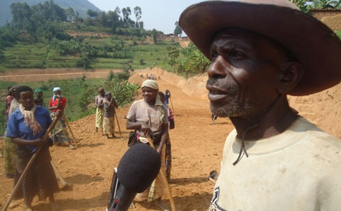 Aba baturage batuye mu murenge wa Remera bavuga ko bakora ingendo ndende bajya mu mujyi wa Musanze zikagira ingaruka ku buzima bwabo.
