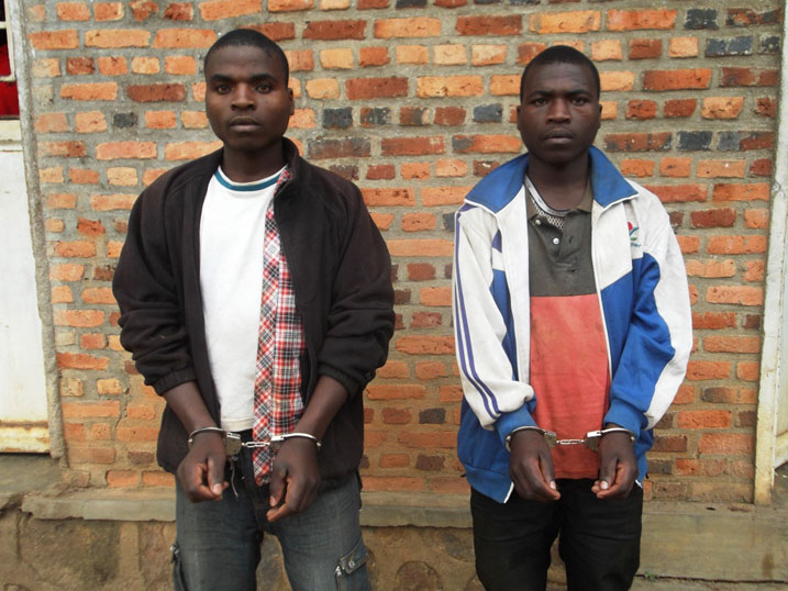 Aba bavandimwe bashinjwa gukomeretsa umuturanyi wabo ariko bo barabihakana.