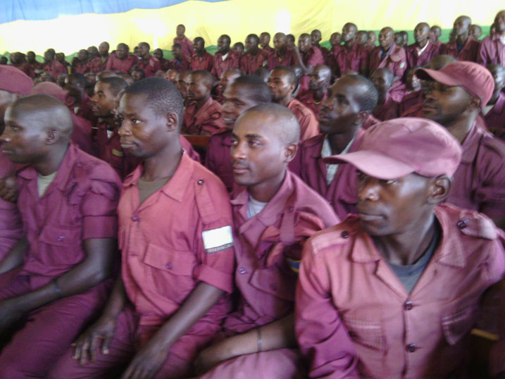 Aba local defense basezerewe ku mugaragaro kuri uyu wa gatanu ngo bazakomeza gucunga umutekano nk