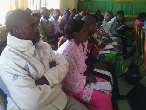 Aba ni bamwe mu bagize komite z'ibigo nderabuzima bari guhugurwa ku burenganzira bwa muntu.