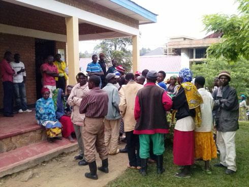 Aba ni bamwe mu bakozi basana umuhanda Muhanga-Karongi barye ku biro by